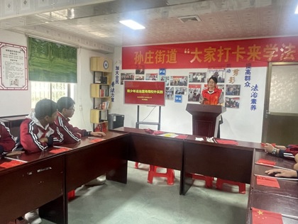 师生走进法治庭院